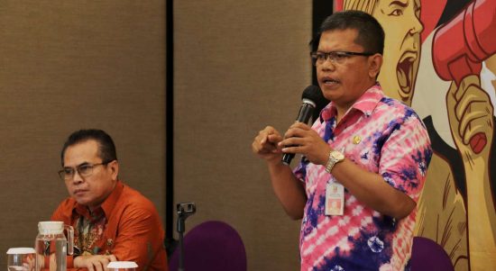 Kepala Diskominfosantik Kabupaten Bekasi, Drs. H Jaoharul Alam, ME (kanan) didampingi Kepala Bidang Informasi dan Komunikasi Publik (IKP) Iis Wahyudianto (kiri).